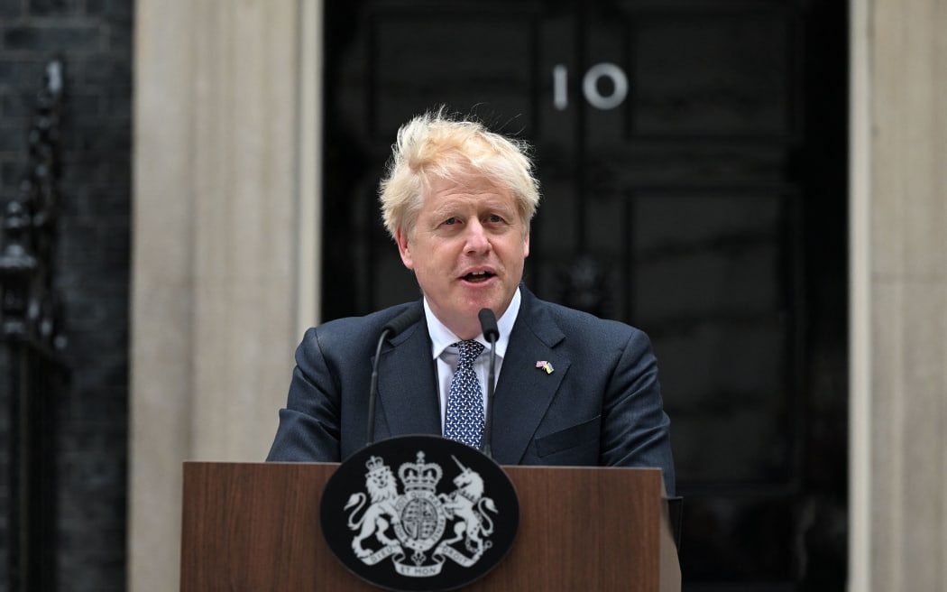 英国首相鲍里斯·约翰逊(Boris Johnson)于 2022 年 7 月 7 日在伦敦市中心唐宁街 10 号前发表声明。 - 约翰逊在经历了三年动荡的英国退欧、新冠疫情和越来越多的丑闻之后,辞去了保守党领袖的职务。 (贾斯汀·塔利斯/法新社摄)