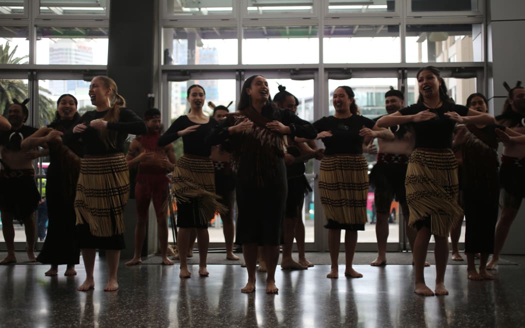 Un grupo de kapa haka actúa en el Bawhiri oficial de la Copa Mundial Femenina de la FIFA.