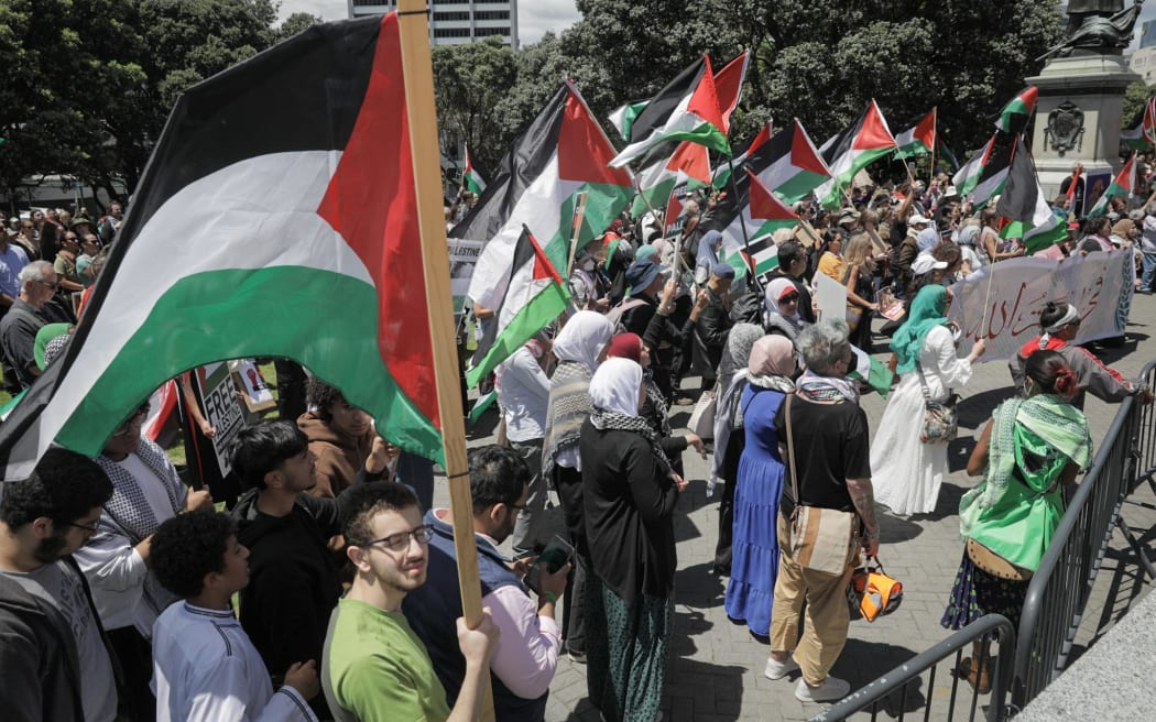 12 月 12 日，抗议者聚集在议会，呼吁加沙立即永久停火。