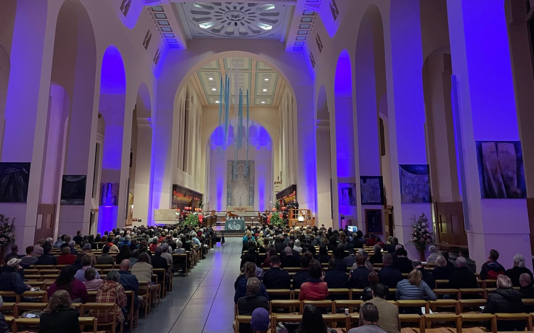 6 月 15 日，数百人聚集在惠灵顿的圣保罗大教堂，悼念 Loafers Lodge 火灾中的遇难者。