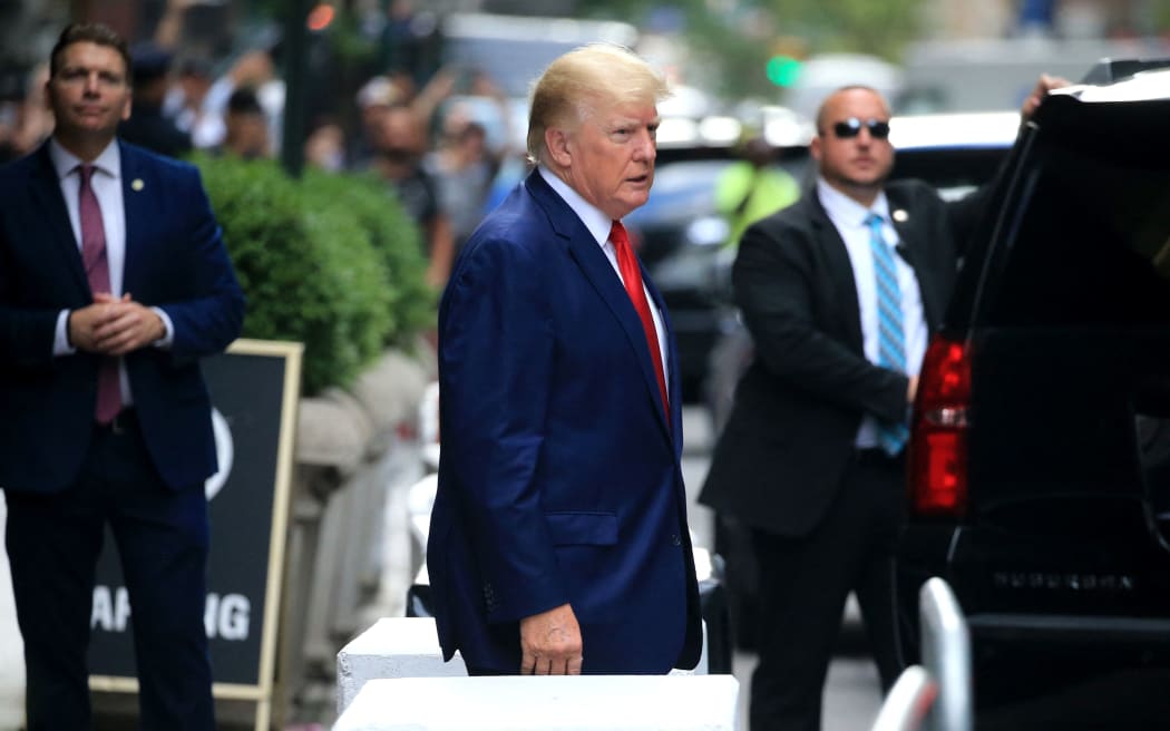 El expresidente de los Estados Unidos, Donald Trump, camina hacia un vehículo frente a la Torre Trump en Nueva York el 10 de agosto de 2022.