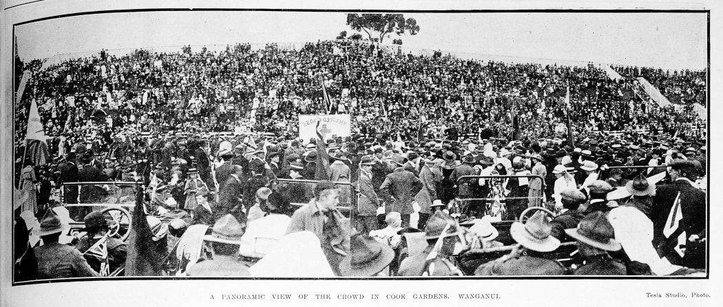 A panoramic view of the crowd celebrating the Armistice in Cook Gardens, Whanganui. 1918.