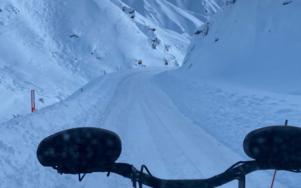 周一,连接皇后镇和瓦纳卡的 Crown Range 路下起了大雪。 Eastburn Gates 和 Cardrona 之间的道路仍然关闭