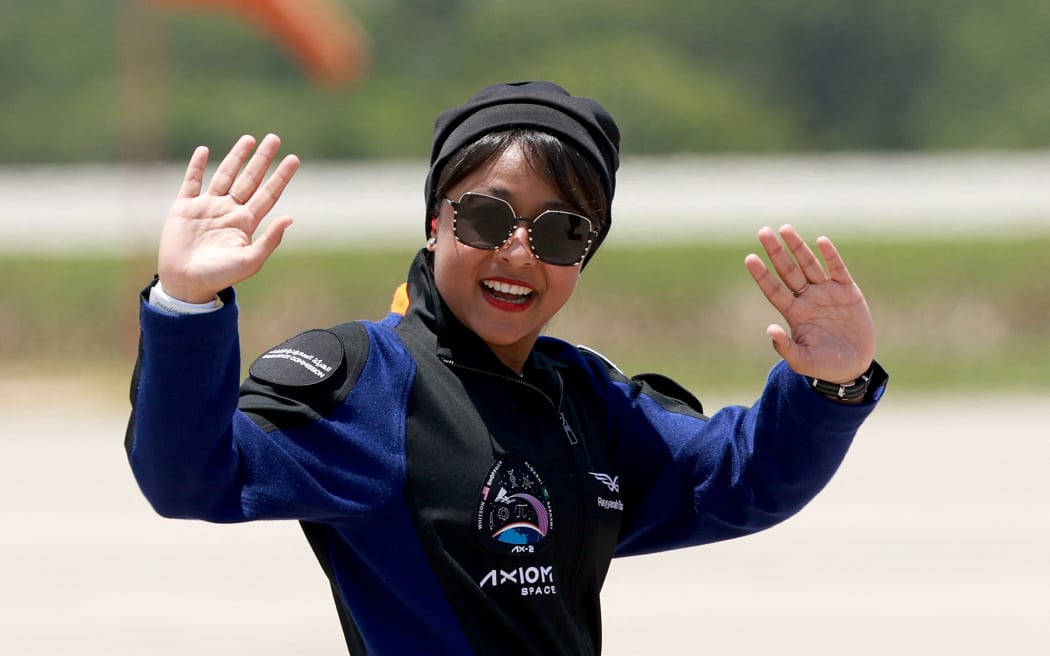 La astronauta saudita Rayyanah Barnawi saluda antes de ser llevada a bordo del cohete SpaceX Falcon 9 con la nave espacial Crew Dragon para su lanzamiento desde la Plataforma 39A en el Centro Espacial Kennedy el 21 de mayo de 2023 en Cabo Cañaveral, Florida.  La tripulación volará a la Estación Espacial Internacional para realizar experimentos científicos.