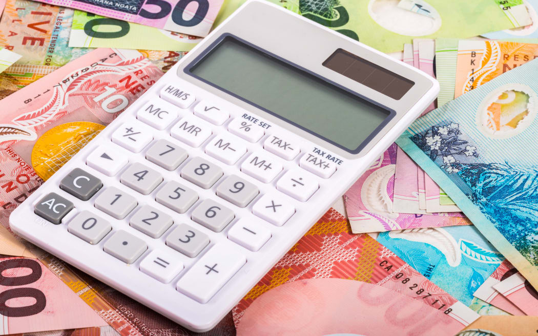 Calculadora y billetes de dólar en moneda de Nueva Zelanda