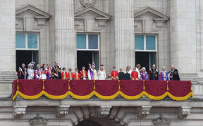 King Charles III and Queen Camilla and other members of the royal family look on from the Buckingham Palace balcony while viewing the Royal Air Force fly-past in central London on May 6, 2023, after their coronations. - The set-piece coronation is the first in Britain in 70 years, and only the second in history to be televised. Charles will be the 40th reigning monarch to be crowned at the central London church since King William I in 1066. Outside the UK, he is also king of 14 other Commonwealth countries, including Australia, Canada and New Zealand. Camilla, his second wife, was crowned Queen alongside him. (Photo by James Manning / POOL / AFP)