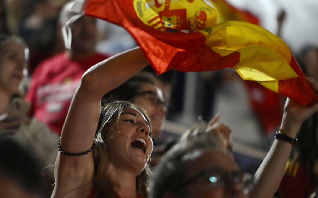 Los aficionados españoles celebran la victoria de su equipo mientras ven una transmisión en vivo de la final de la Copa Mundial Femenina de fútbol entre España e Inglaterra, en el pabellón del Palacio de los Deportes de Madrid el 20 de agosto de 2023.