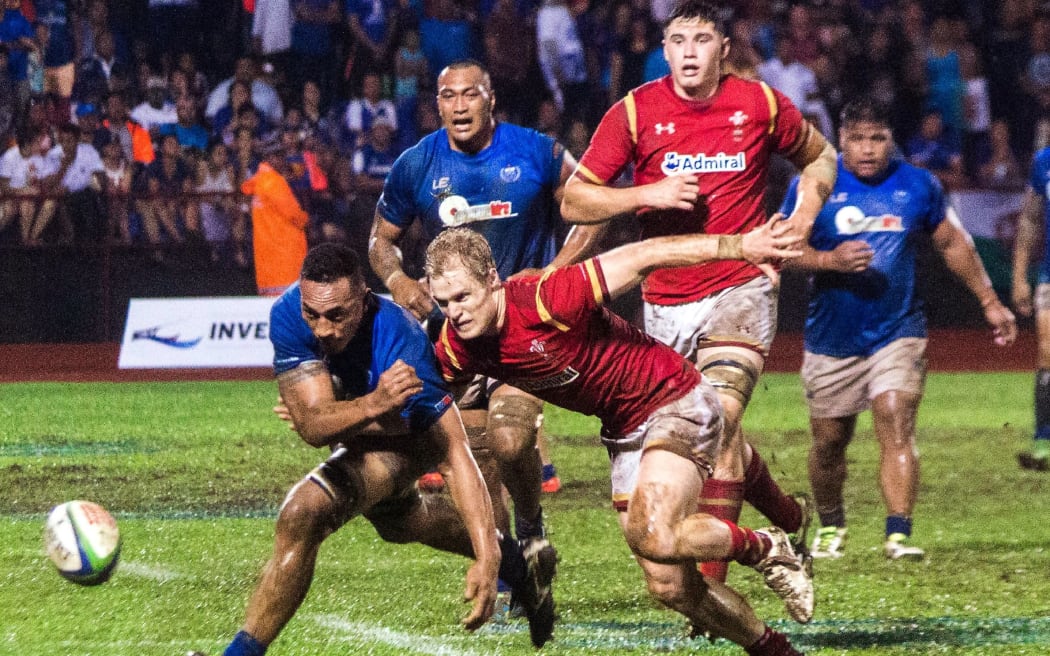 Samoa's Piula Fa'asalele and Wales Steffan Evans battle for a loose ball. Evans eventually scored a double in Wales 19-17 win