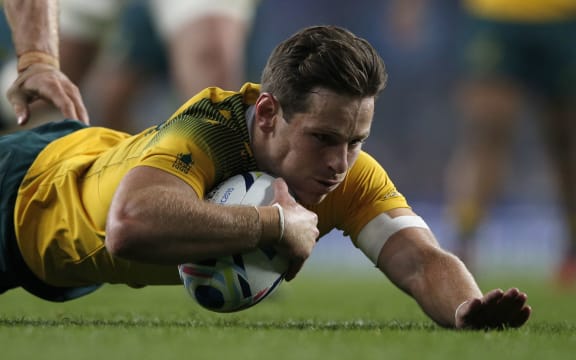 De eerste vijf van Australië, Bernard Foley, scoort de tweede poging van zijn team tijdens een Groep A-wedstrijd op de Rugby World Cup 2015 tussen Engeland en Australië in het Twickenham Stadium, in het zuidwesten van Londen, op 3 oktober 2015.