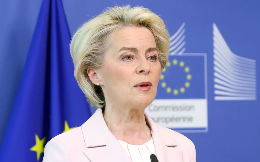 La présidente de la Commission européenne, Ursula von der Leyen, tient une conférence de presse sur l'arrêt unilatéral par la Russie des livraisons de gaz à certains États membres de l'UE au siège de la Commission de l'Union européenne à Bruxelles, en Belgique, le 27 avril 2022.