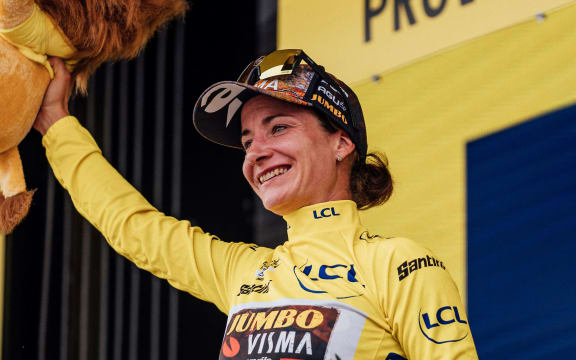 Marianne Voss, Jumbo Visma, Tour de France'ın sarı mayosunu giyiyor