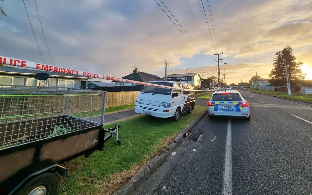 帕帕托托卡斯帕路上的警察录像带。 Ōtara、Papatoetoe、Flat Bush、Papakura 的枪击事件发生在下午 6.40 至 7.40 之间。