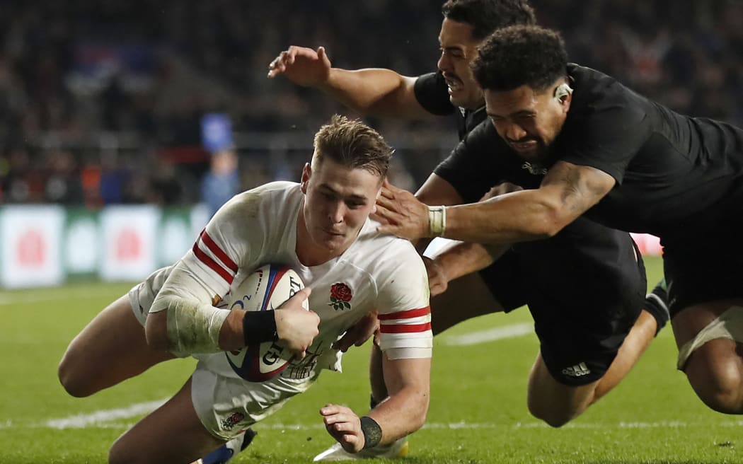 England full-back Freddie Steward scores a try during the Autumn Nations Series International rugby union match between England and New Zealand at Twickenham stadium, in London, on November 19, 2022.