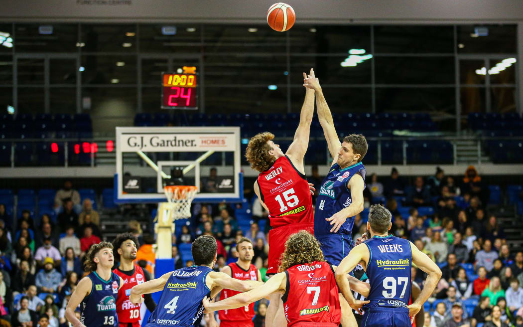 Tom Webley of the Canterbury Rams and Rob Loe of the Auckland Tuatara tip off, during the Sal’s NBL Basketball Final held at Trusts Arena, Auckland, New Zealand on 
Sunday 23 July 2023. Mandatory credit: Andrew Skinner / www.photosport.nz