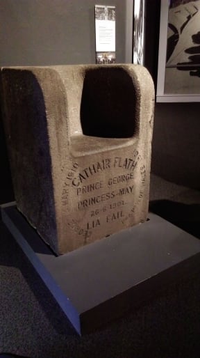 The commemorative stone chair