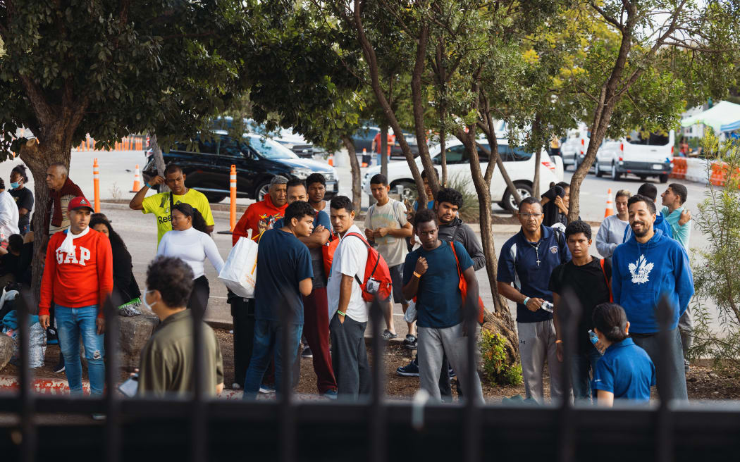 SAN ANTONIO, TX - 19 DE SEPTIEMBRE: Grupos de migrantes se sientan afuera del Centro de Recursos para Migrantes el 19 de septiembre de 2022 en San Antonio, Texas.  El Centro de Recursos para Migrantes de la Ciudad de San Antonio es la fuente de los dos aviones llenos de migrantes en su mayoría venezolanos que fueron enviados a través de Florida a Martha's Vineyard, Massachusetts, por el gobernador de Florida, Ron DeSantis.  Jordan Vonderhaar/Getty Images/AFP (Foto de Jordan Vonderhaar/GETTY IMAGES NORTH AMERICA/Getty Images vía AFP)