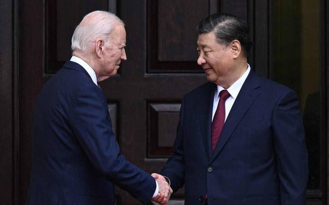 Prezydent USA Joe Biden wita prezydenta Chin Xi Jinpinga przed spotkaniem podczas Tygodnia Liderów Współpracy Gospodarczej Azji i Pacyfiku (APEC) w Woodside w Kalifornii, 15 listopada 2023 r. Biden i Xi będą starali się zapobiec przekształceniu rywalizacji wielkich mocarstw w konflikt, gdy spotykają się po raz pierwszy w środę na szczycie wysokiego szczebla w San Francisco.  W obliczu rosnących napięć w związku z kwestiami Tajwanu, sankcjami i handlem oczekuje się, że przywódcy największych gospodarek świata przeprowadzą rozmowy trwające co najmniej trzy godziny w wiejskiej dzielnicy Filoli na obrzeżach miasta.