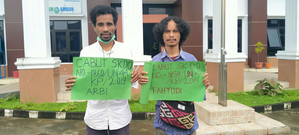 Two Indonesians protest the expulsion of four students from Khairun University for their role in a Papua human rights protest. The protest is outside the Ambon state administrative court where the students are challenging the expulsion.