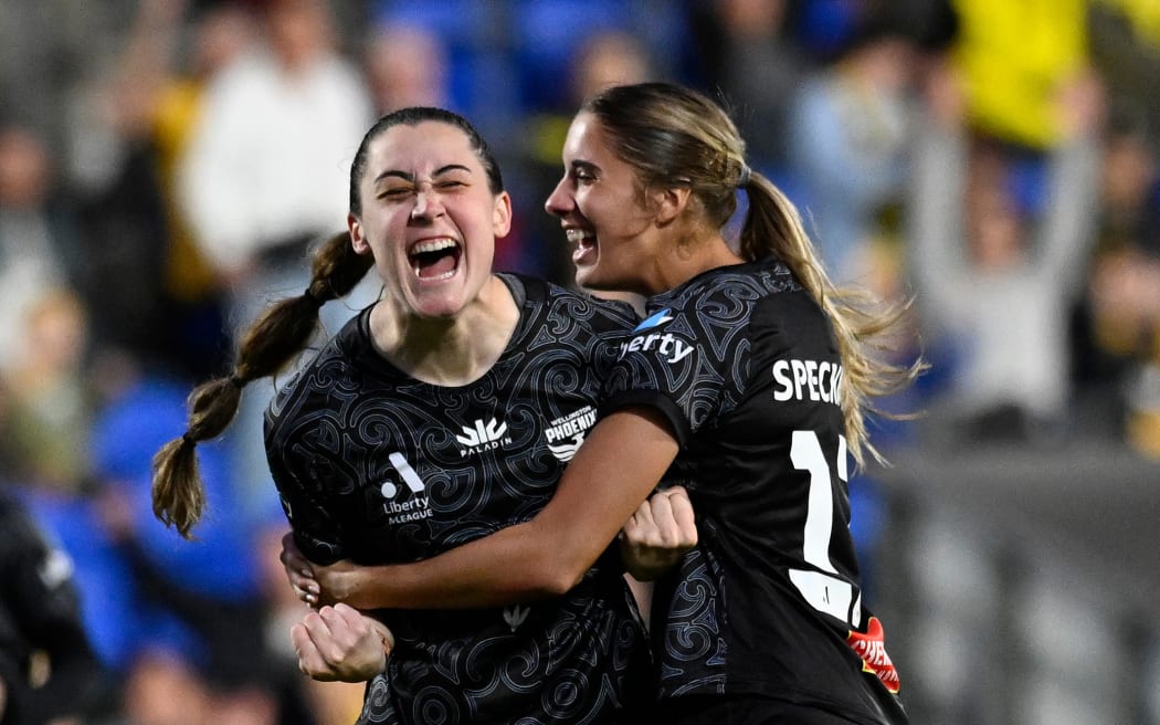 Hope Breslin (L) celebra su gol con Mariana Speckmaier (R) durante el partido A-League Women entre Wellington Phoenix y Perth Glory en Auckland en el Go Media Stadium Mt Smart en Auckland, Nueva Zelanda, el sábado 25 de noviembre de 2023. Crédito de la foto : Andrew Cornaga / www.photosport.nz