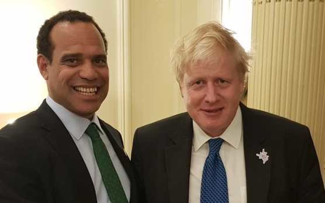 Vanuatu Foreign Minister Ralph Regenvanu and UK Foreign Secretary Boris Johnson at the 2018 Commonwealth Heads of Government Meeting in London