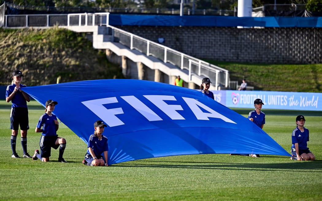 Bendera FIFA dan pembawa bendera.