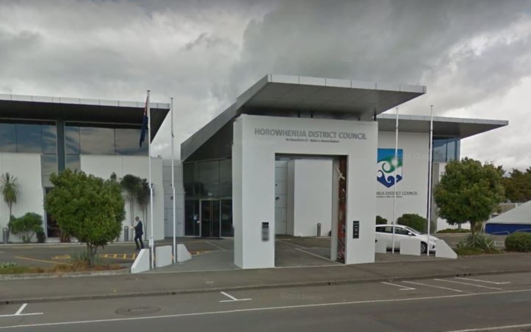 Horowhenua's new mayor, Michael Feyen, is refusing to enter the council building because of his concerns about its structural integrity.