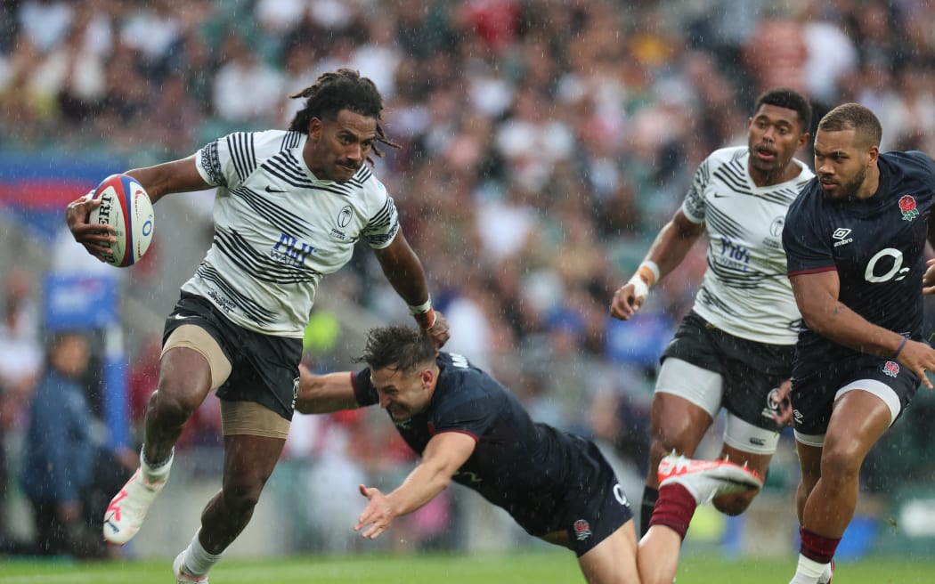 Celestino Ravotaumada affronte et bat l'Anglais Johnny May à Twickenham, Londres, le 26 août. (Photo par Action Foto Sport/NurPhoto) (Action Foto Sport / NurPhoto / NurPhoto via AFP)