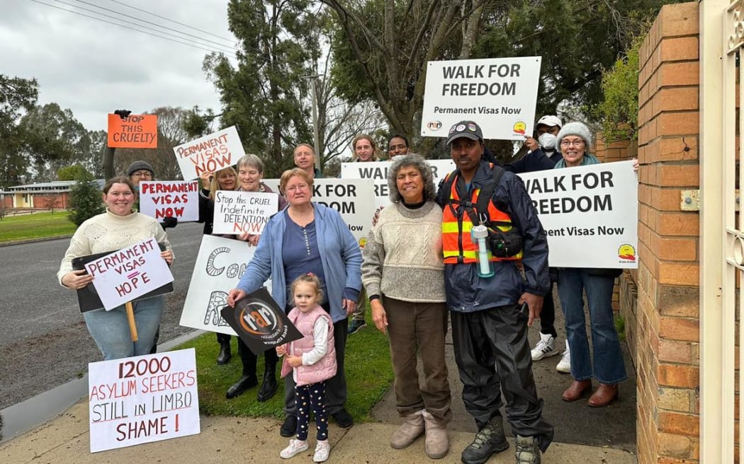 Sri Lankan refugee Neil Para is walking 1000 kilometres to raise awareness of refugees in Australia, particularly those facing visa problems.