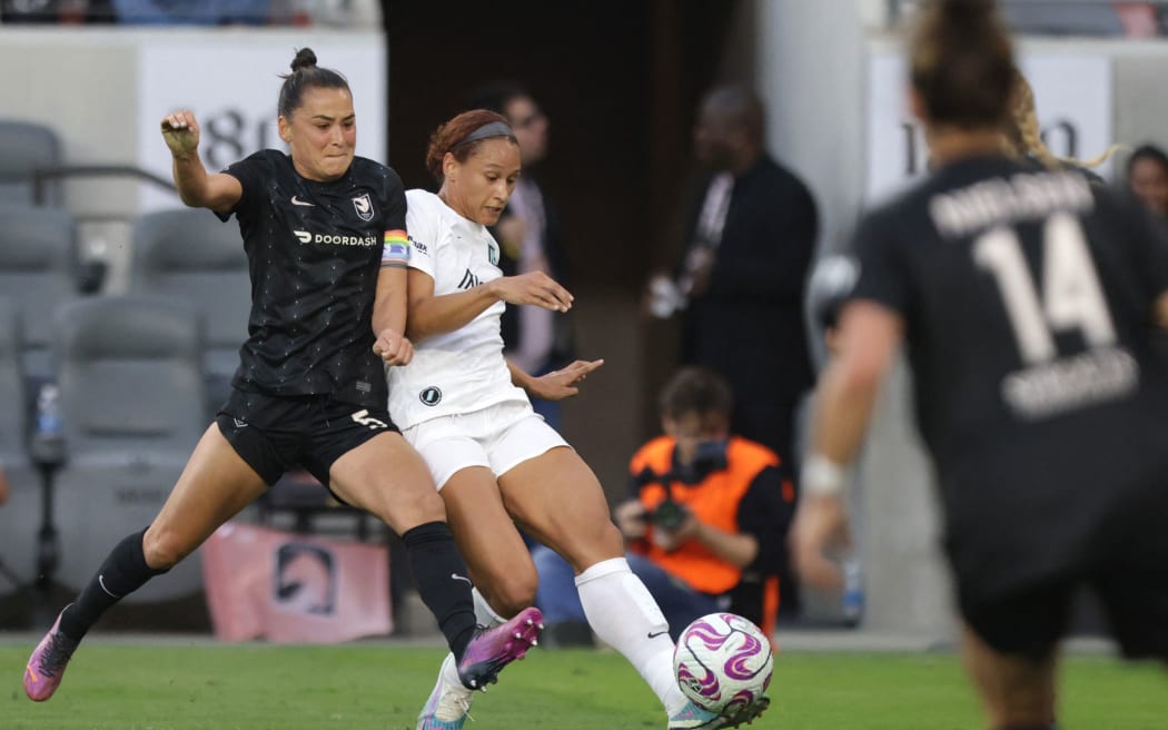 LOS ANGELES, CALIFORNIA - MARCH 26: Ali Riley #5 of Angel City FC and Lynn Williams #10 of NJ/NY Gotham FC fight for control of the ball during the first half of a game at BMO Stadium on March 26, 2023 in Los Angeles, California.   Katharine Lotze/Getty Images/AFP (Photo by Katharine Lotze / GETTY IMAGES NORTH AMERICA / Getty Images via AFP)