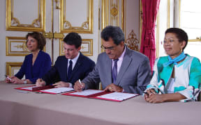The Prime Minister of France, Manuel Valls and French Polynesia's President Edouard Fritch sign the agreement under which France has extended funds to assist the poor.