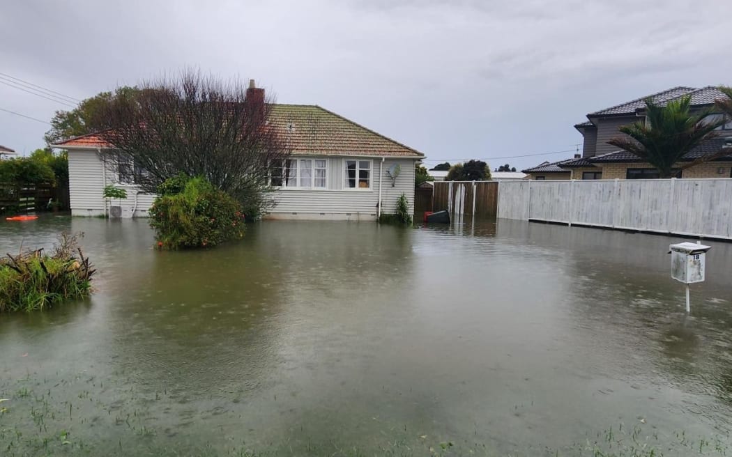 Oakley Creek dans le parc Walmsley, le mont Albert a débordé, provoquant des inondations dans les propriétés voisines le 9 mai 2023.