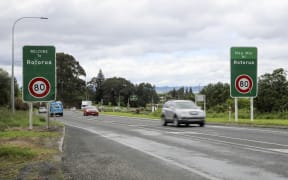 Bilingual entrance way signage just south of Rotorua.