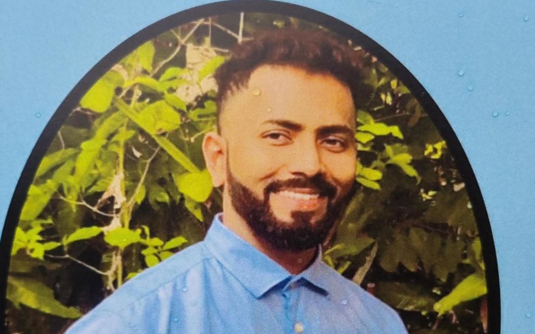 Janak Patel 的葬礼计划是在桑德灵厄姆的 Rose Cottage Superette 工作时被抢劫杀害的。