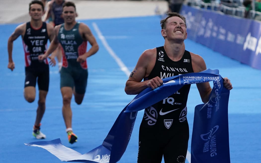 15 July 2023, Hamburg: Triathlon: ITU World Triathlon Series/World Championship, Super Sprint, Men. Hayden Wilde (New Zealand) crosses the finish line as the winner. Photo: Marcus Brandt/dpa (Photo by MARCUS BRANDT / DPA / dpa Picture-Alliance via AFP)