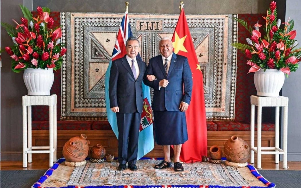 Le ministre chinois des Affaires étrangères Wang Yi et le Premier ministre fidjien Frank Bainimarama.