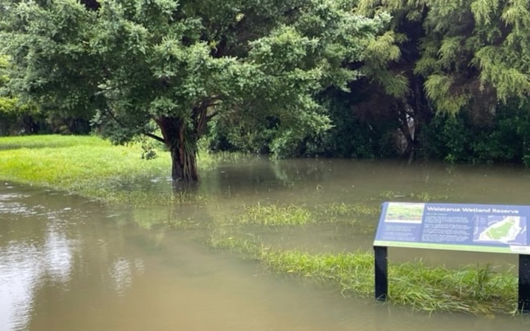 2 月 1 日，奥克兰郊区的 Ellerslie 受到倾盆大雨的影响。