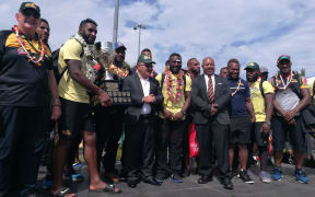 PNG Prime Minister Peter O'Neill and Governor of the National Capital District Powes Parkop celebrate with the Hunters team.