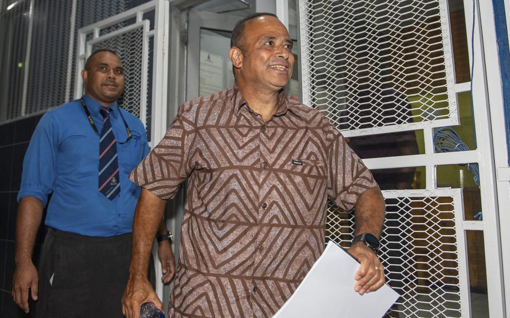 Sitiveni Keleho (C), który jest obecnie zawieszony na stanowisku komisarza policji i jest kluczowym sojusznikiem byłego premiera Fidżi, Franka Bainimaramy Bainimaramy, przybywa do biura Poice CID w Suva 9 marca 2023 r. — Keleho i Bainimarama są ma stawić się w sądzie 10 marca w celu postawienia zarzutów nadużycia urzędu.  (Zdjęcie autorstwa Leona Lorda/AFP)