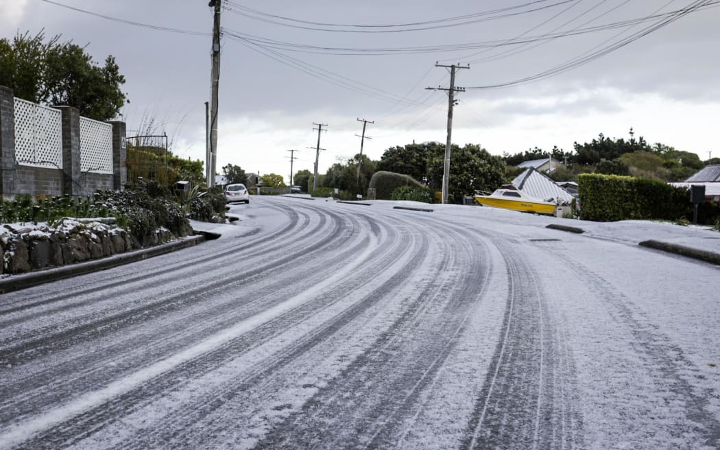 2022 年 10 月 6 日星期四，基督城港口山上的一层薄雪