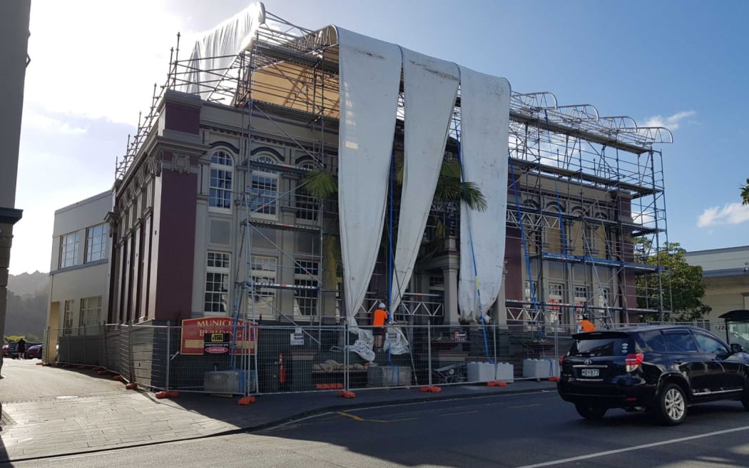 The old Whangārei town hall getting wrapped in plastic in October 2019.