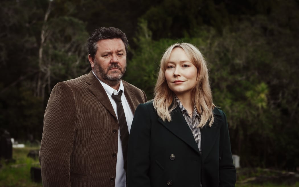 Neill Rea as Mike Shepherd and Fern Sutherland as Kristin Sims in Brokenwood Mysteries.
