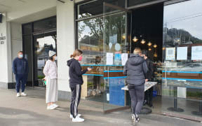 Customers queiung for takeaways at Olafs Cafe. Mt Eden, on Auckland's first day of level 3 after five weeks of lockdown.