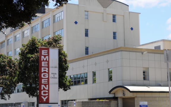 A healthcare worker from Middlemore Hospital’s emergency department says the number of staff being scratched from rosters daily is a serious concern as it is already under serious pressure due to staffing shortages.