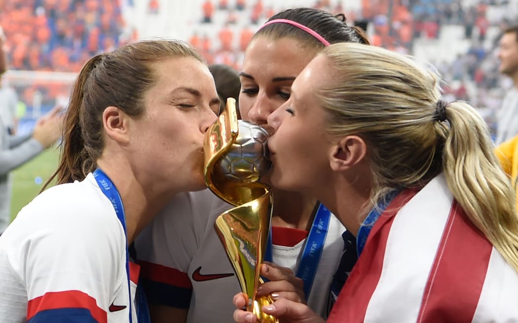 Spelers uit de Verenigde Staten nemen de trofee in ontvangst na de finalewedstrijd van de Women's World Cup France 2019 tussen de Verenigde Staten en Nederland.