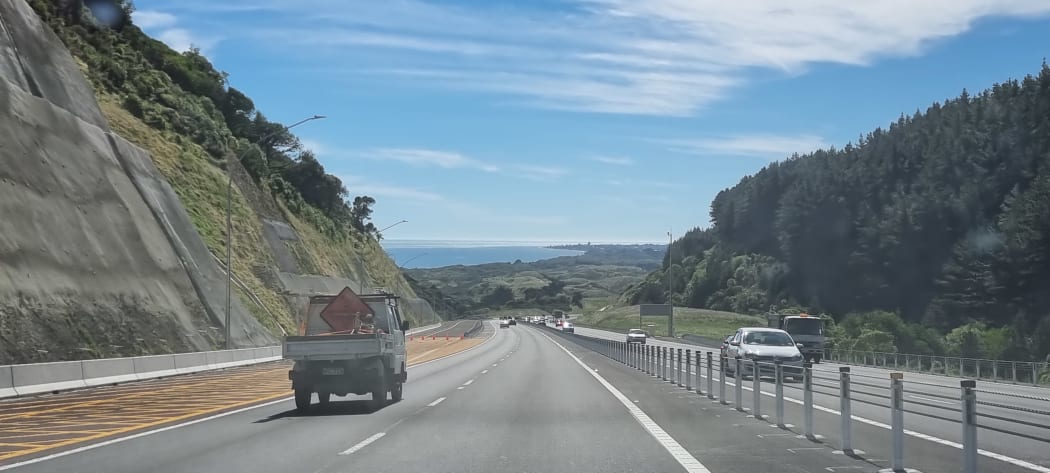 Truck fire partly closes Transmission Gully