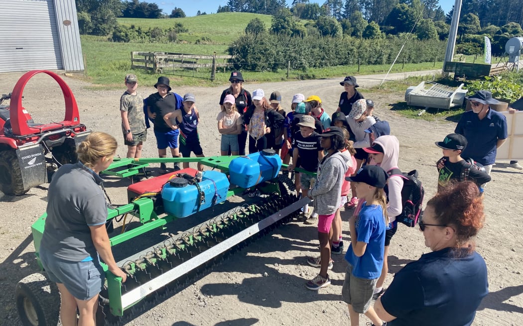 Tamariki getting an up close look at the Spikey machine.