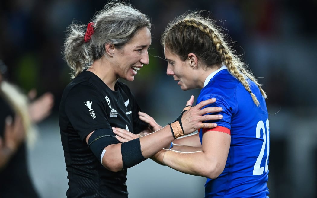 Sarah Hirini of New Zealand and Marjorie Mayans of France after the match.
New Zealand Black Ferns v France, Women’s Rugby World Cup New Zealand 2021 (played in 2022) Semi Final match at Eden Park, Auckland, New Zealand on Saturday 5 November 2022. Mandatory credit: © Andrew Cornaga / www.photosport.nz