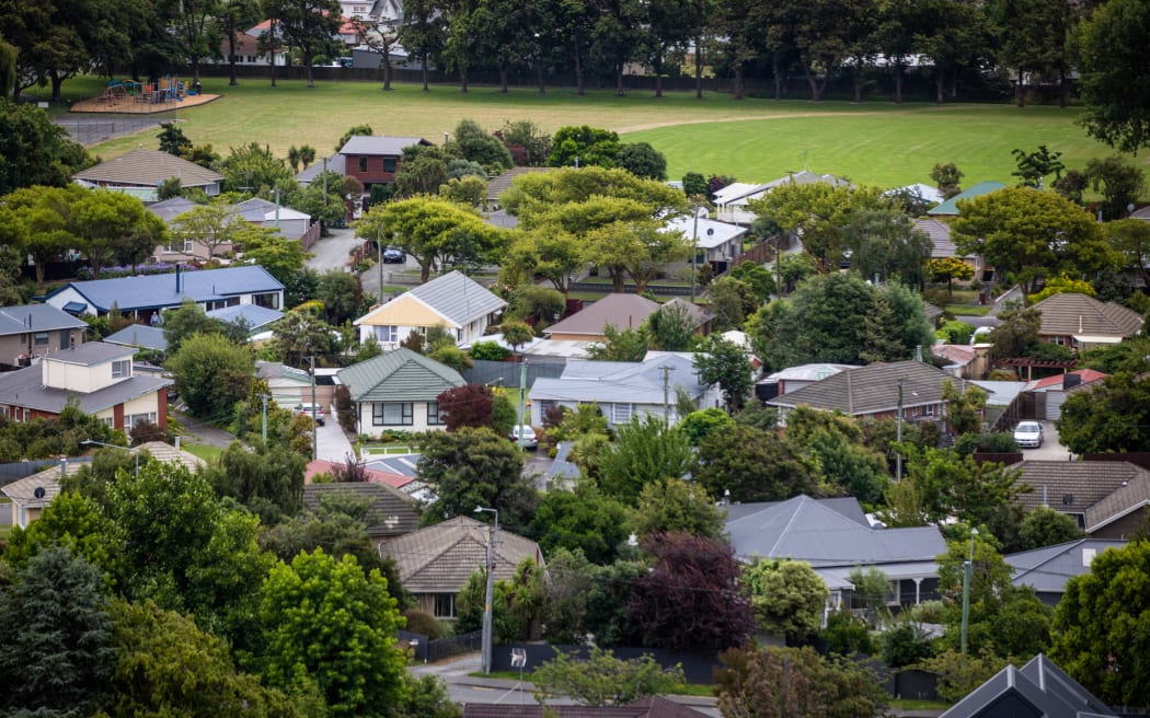 Most property investors opting for one-year fixed mortgages, survey finds |  RNZ News