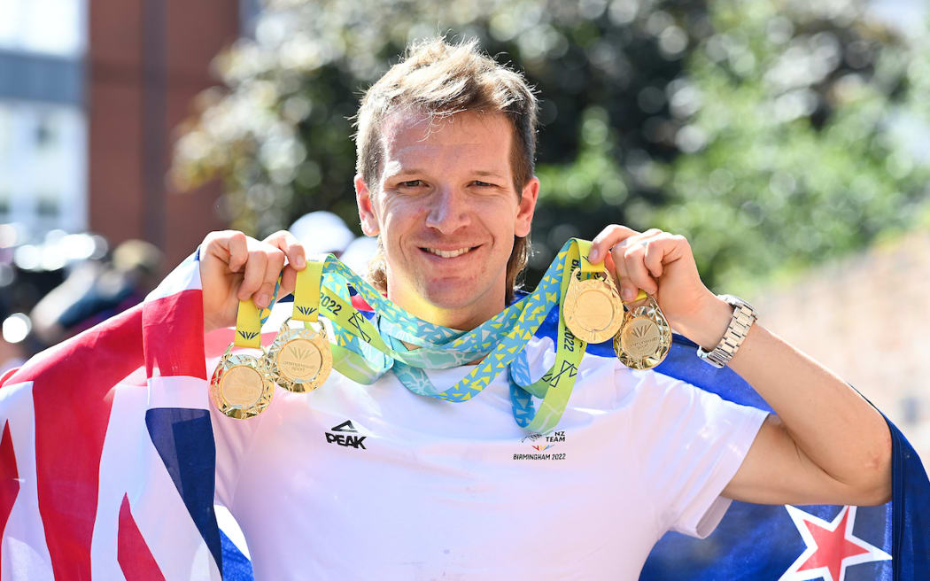 Der Radfahrer Aaron Gate wurde zum Fahnenträger der Abschlusszeremonie des Team New Zealand für die Commonwealth Games in Birmingham 2022. Gate gewann in Birmingham 2022 erstaunliche vier Goldmedaillen und schrieb damit Geschichte als erster Neuseeländer, der vier Goldmedaillen in einem einzigen Spiel gewann.