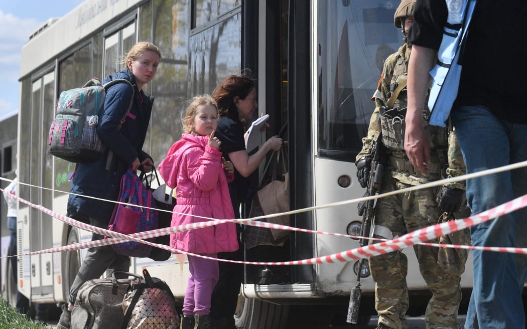 Residentes de Mariupol dejan un autobús en un puesto de ayuda para evacuados en el pueblo de Bezymennoe, República Popular de Donetsk.